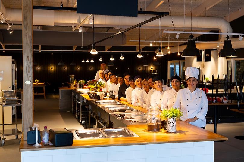 Åbyskolans kökspersonal står framför den nya serveringslinjen i ek.