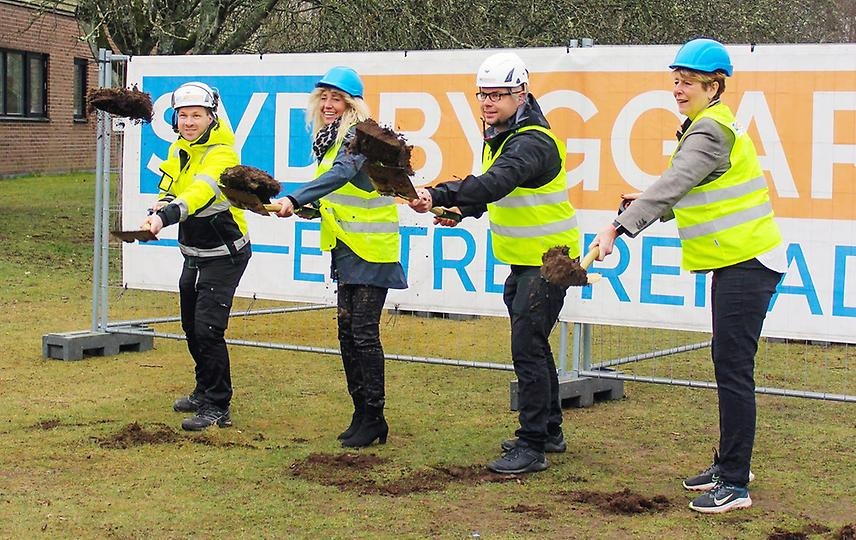 Fyra personer gräver ett första spadtag på Ljungbyhedsskolans skolgård.