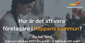 På bilden finns Svenskt näringslivs logotyp och texten "Hur är det att vara företagare i Klippans kommun? Du har facit. 2 januari skickas 2023 års enkät - vi behöver ditt svar". I bakgrunden syns en kvinna som arbetar vid ett skrivbord.